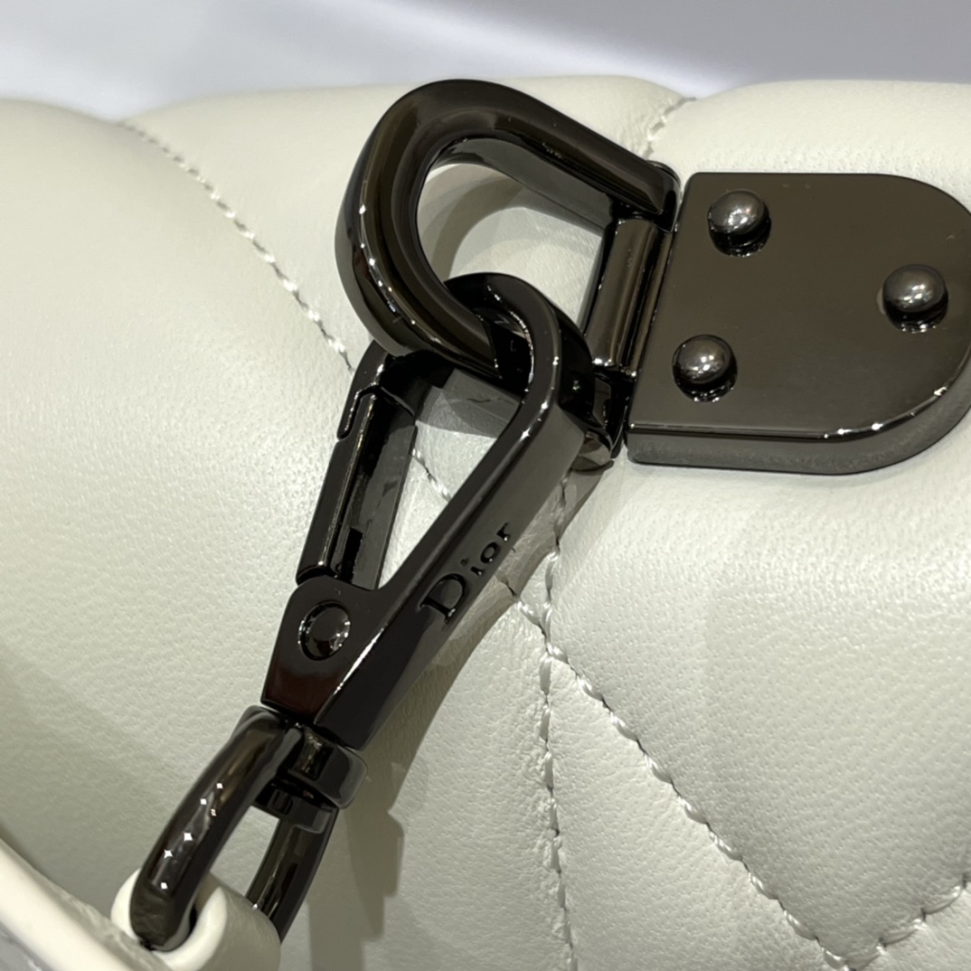 D10r Montaigne Bag White
