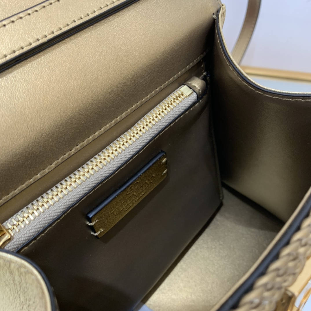 Va1e*ntin0 Garavani Small VSling Tote Bag 22cm