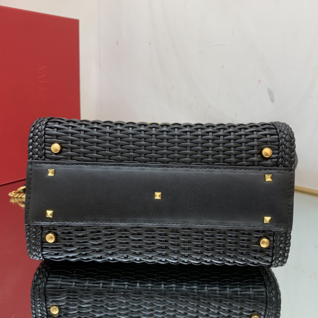Va1e*ntin0 Garavani Black Small VSling Tote Bag 22cm
