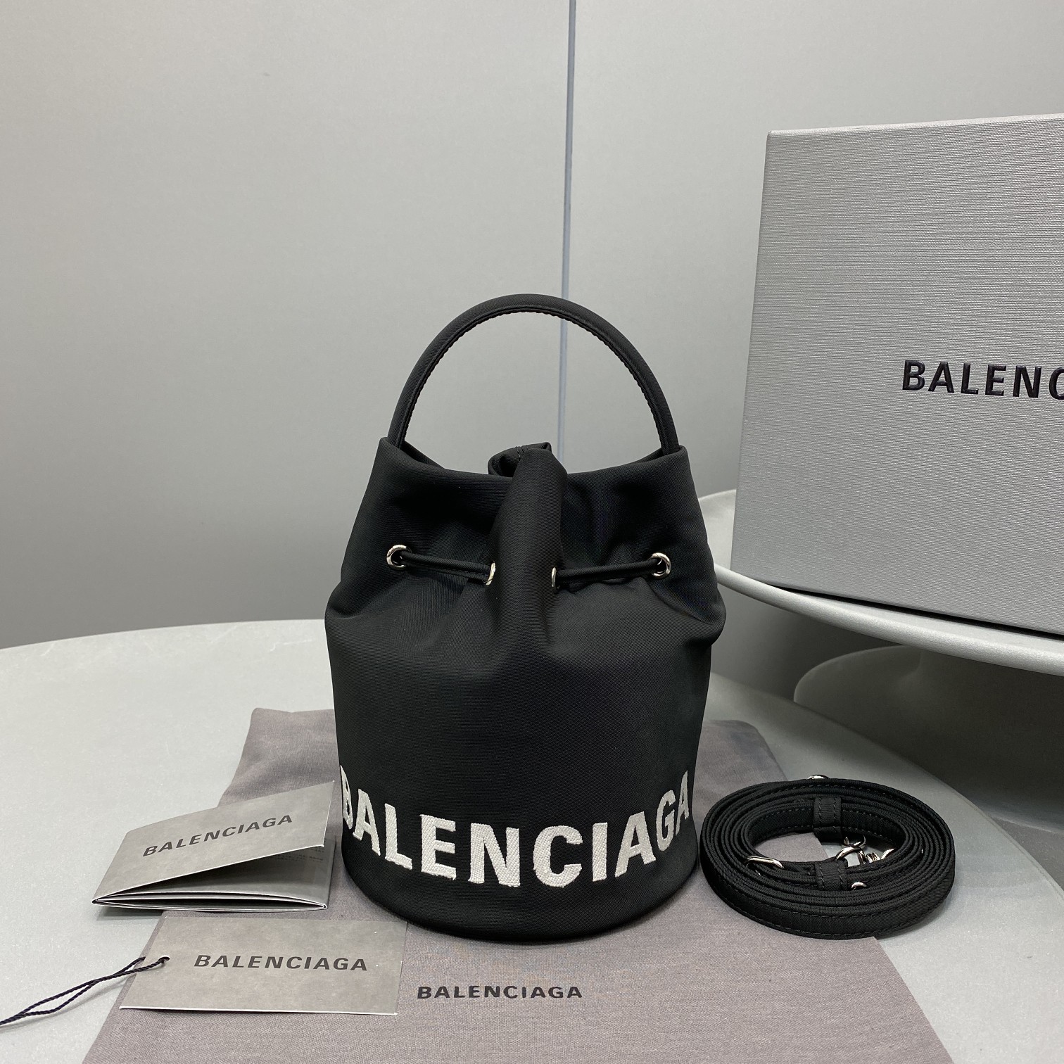 Ba1en*iaga Bucket Bag Black