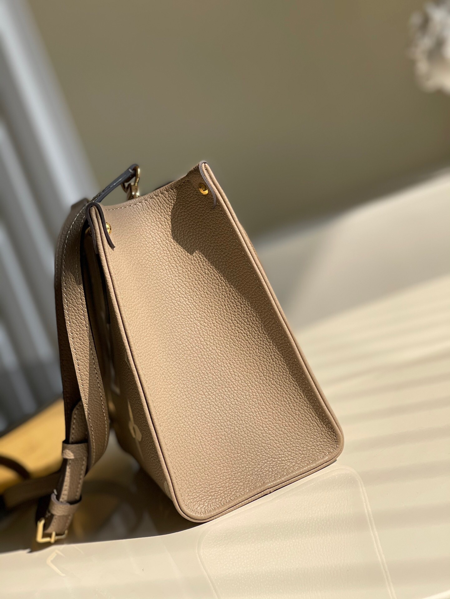 Bagsaaa L0vis Vvtt0n M45779 OnTheGo PM Tote Bag Tourterelle Beige/Cream - 25 x 19 x 11.5 cm