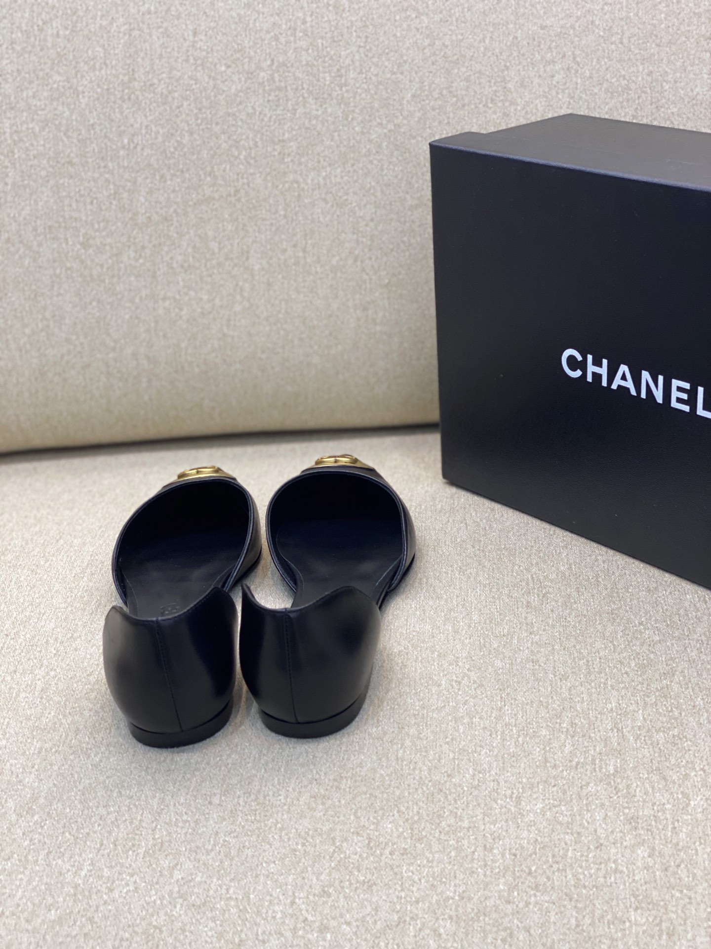 Ch**el Flat