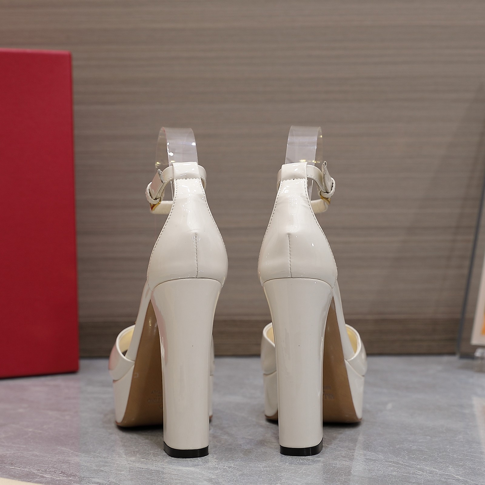 Va1e*ntin0 Heels White