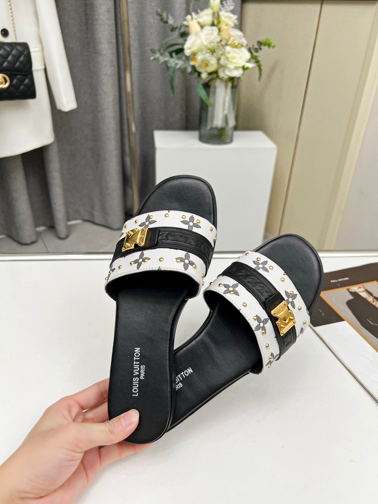 L0vis Vvtt0n Slippers