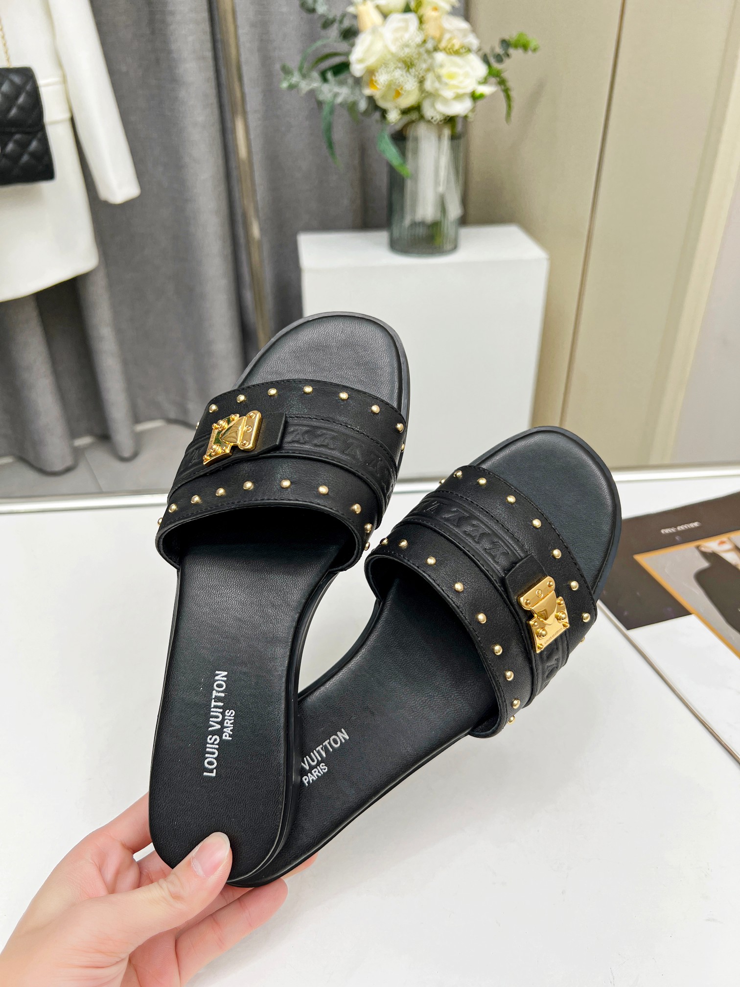 L0vis Vvtt0n Slippers