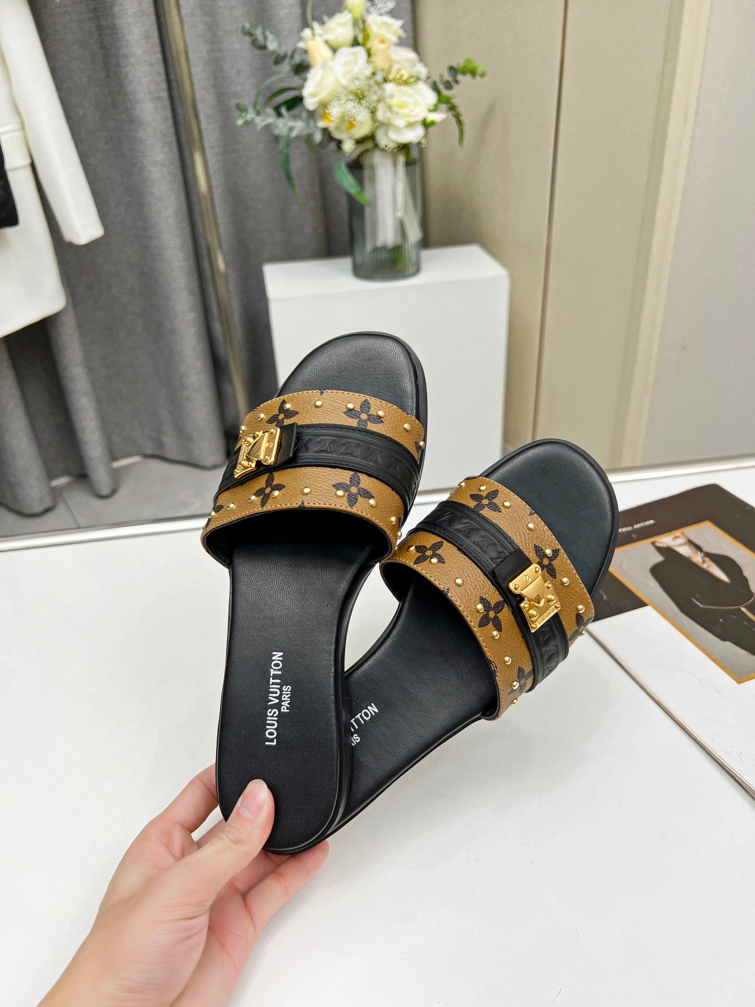 L0vis Vvtt0n Slippers