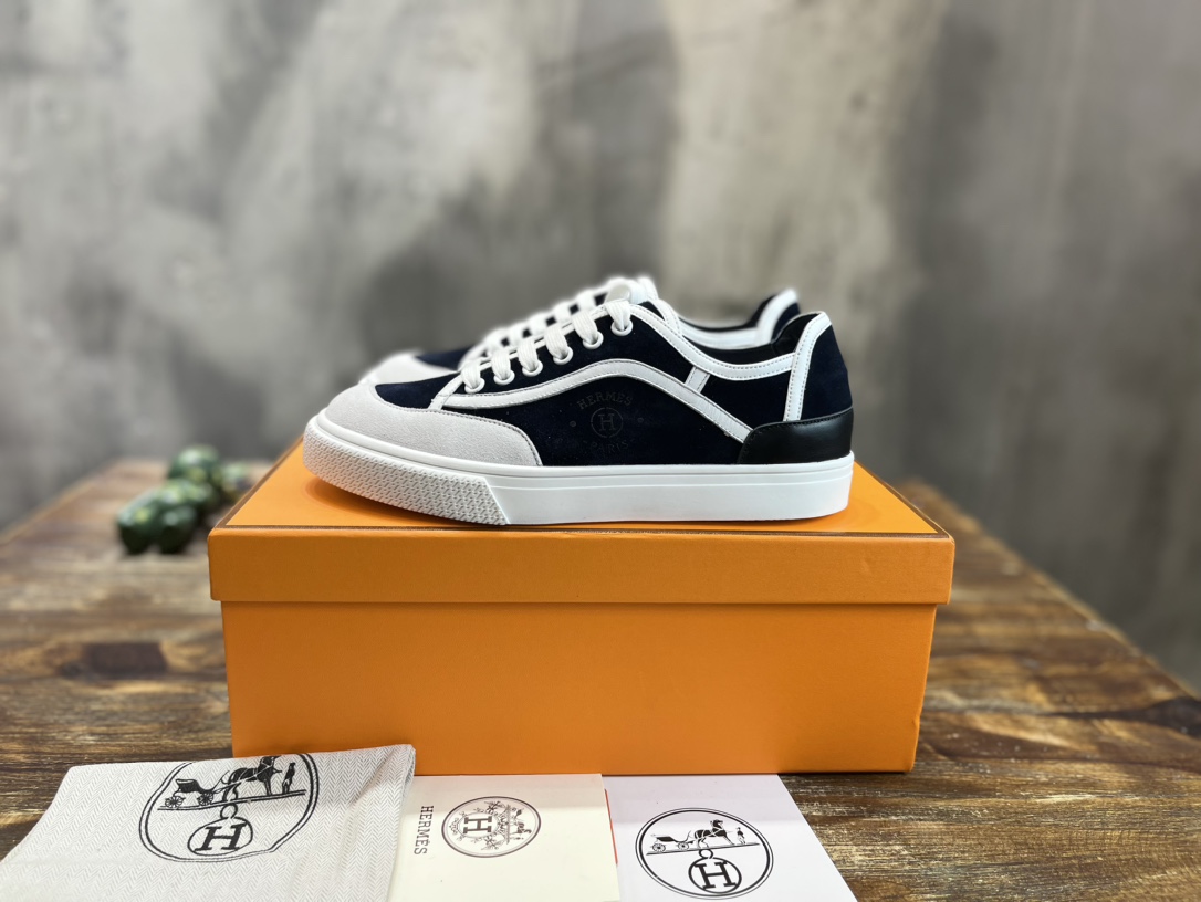 H**me5 Low-Top Sneakers