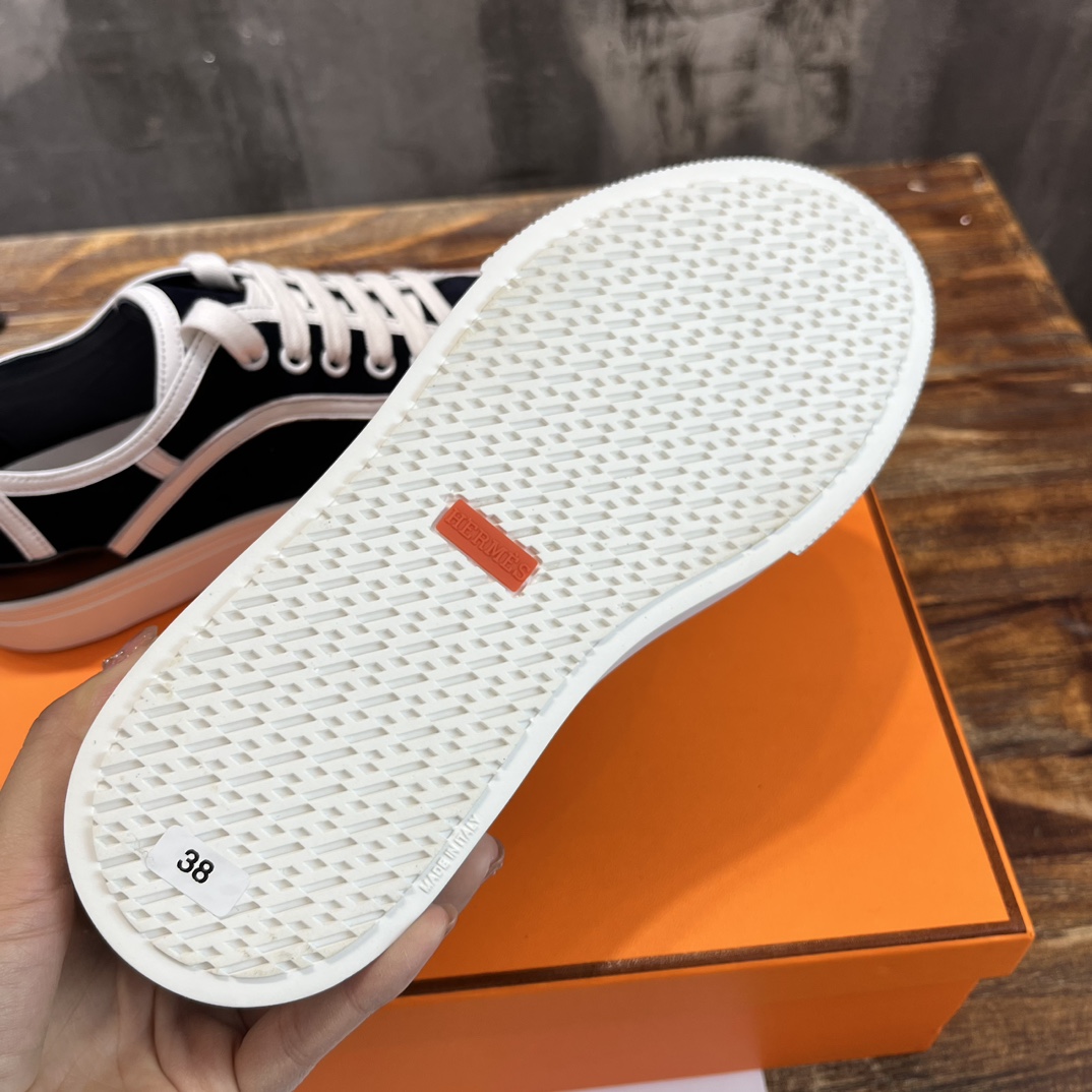H**me5 Low-Top Sneakers