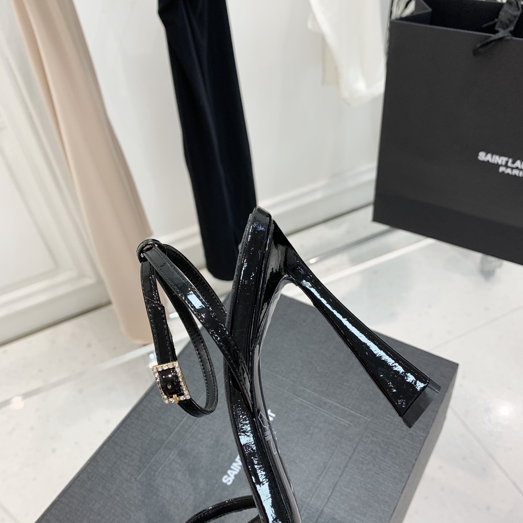 Y51 Claude Patent Leather Heels Black