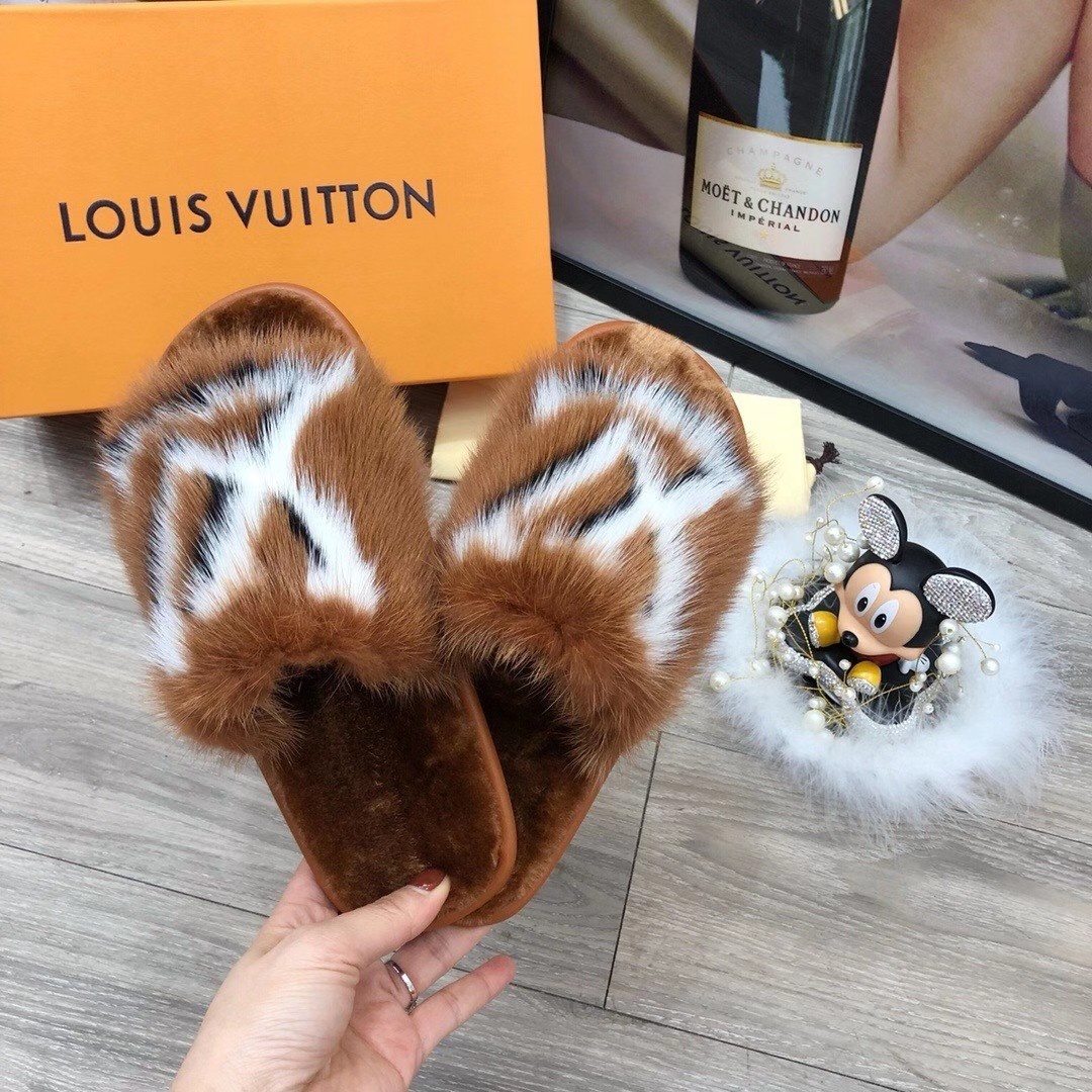 L0vis Vvtt0n Slippers 01