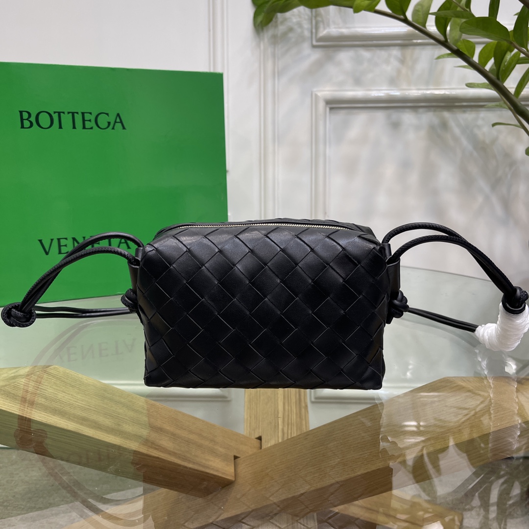 B0tt*ga Ven*ta Loop Bag Black