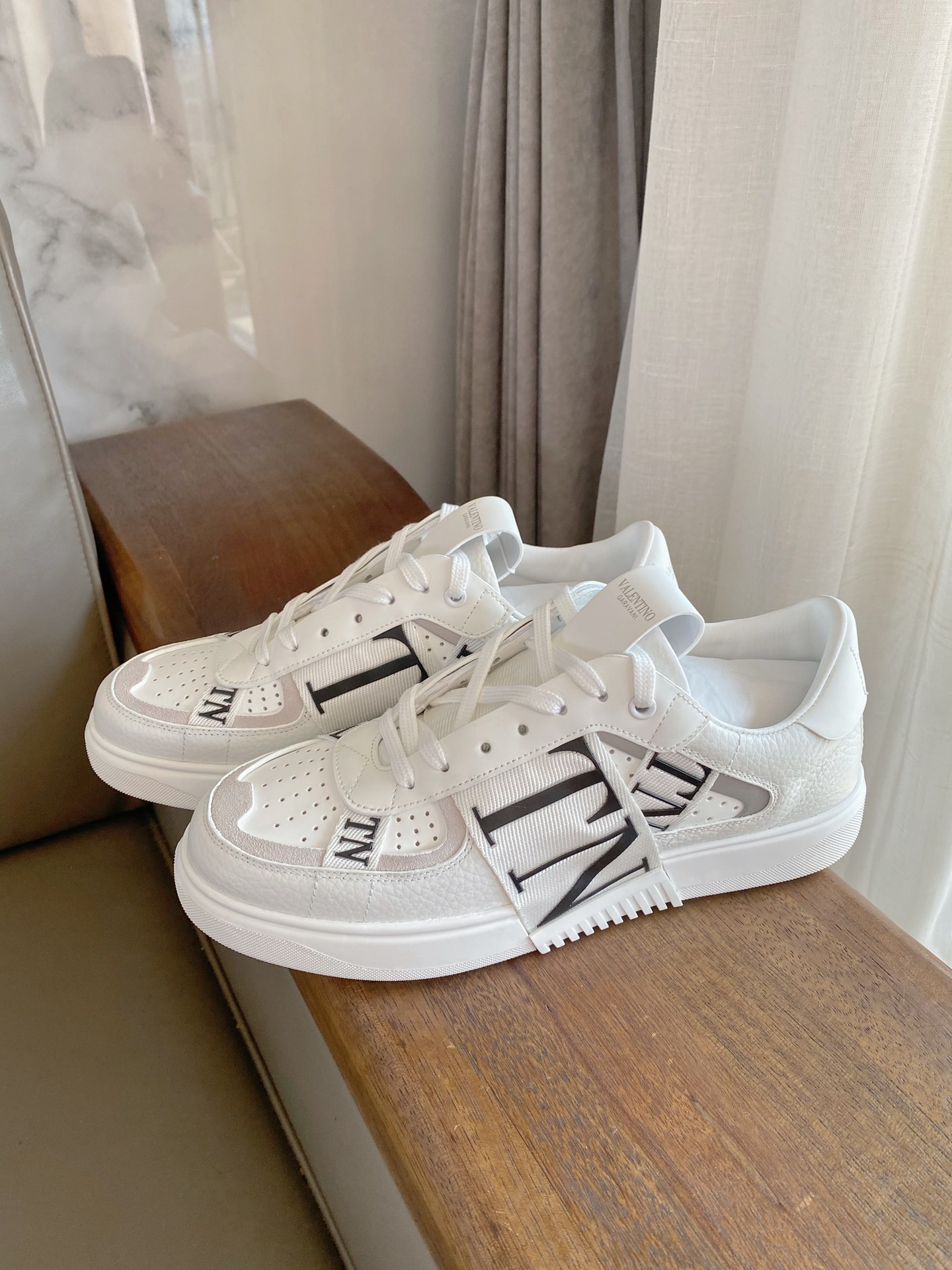 Va1e*ntin0 Sneaker White