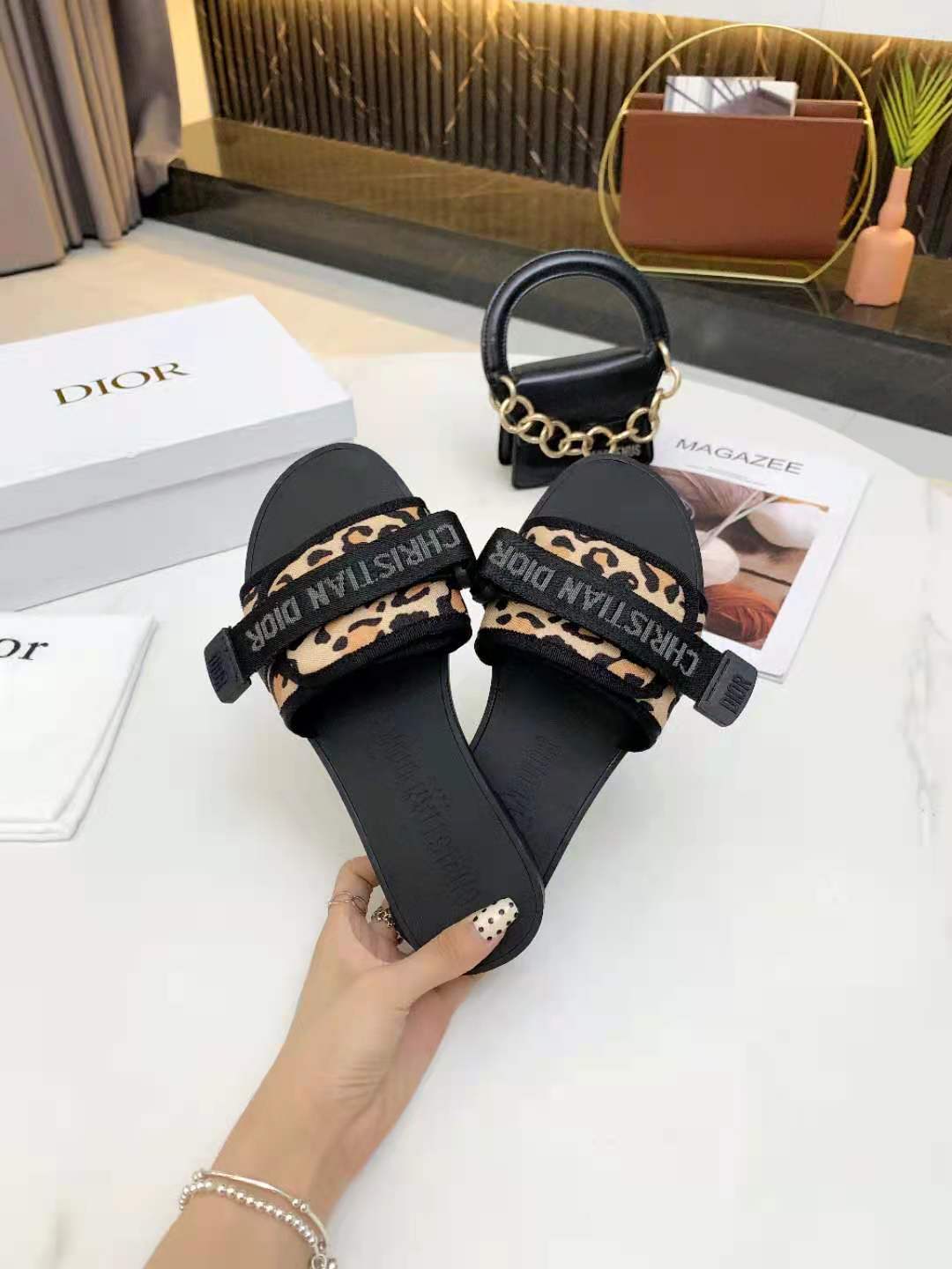 D10r Slippers 02