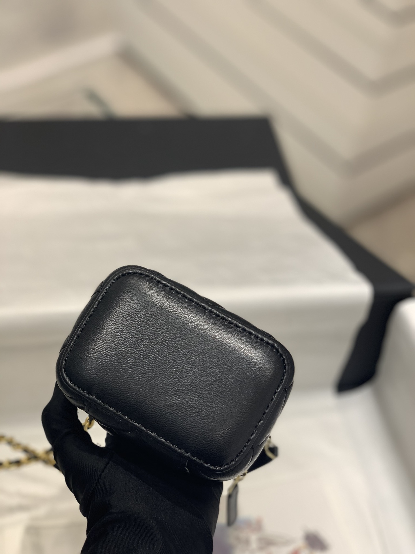 Bagsaaa Ch**el Vanity Mirror Plain Lambskin Leather Black - 8.5-11-7cm