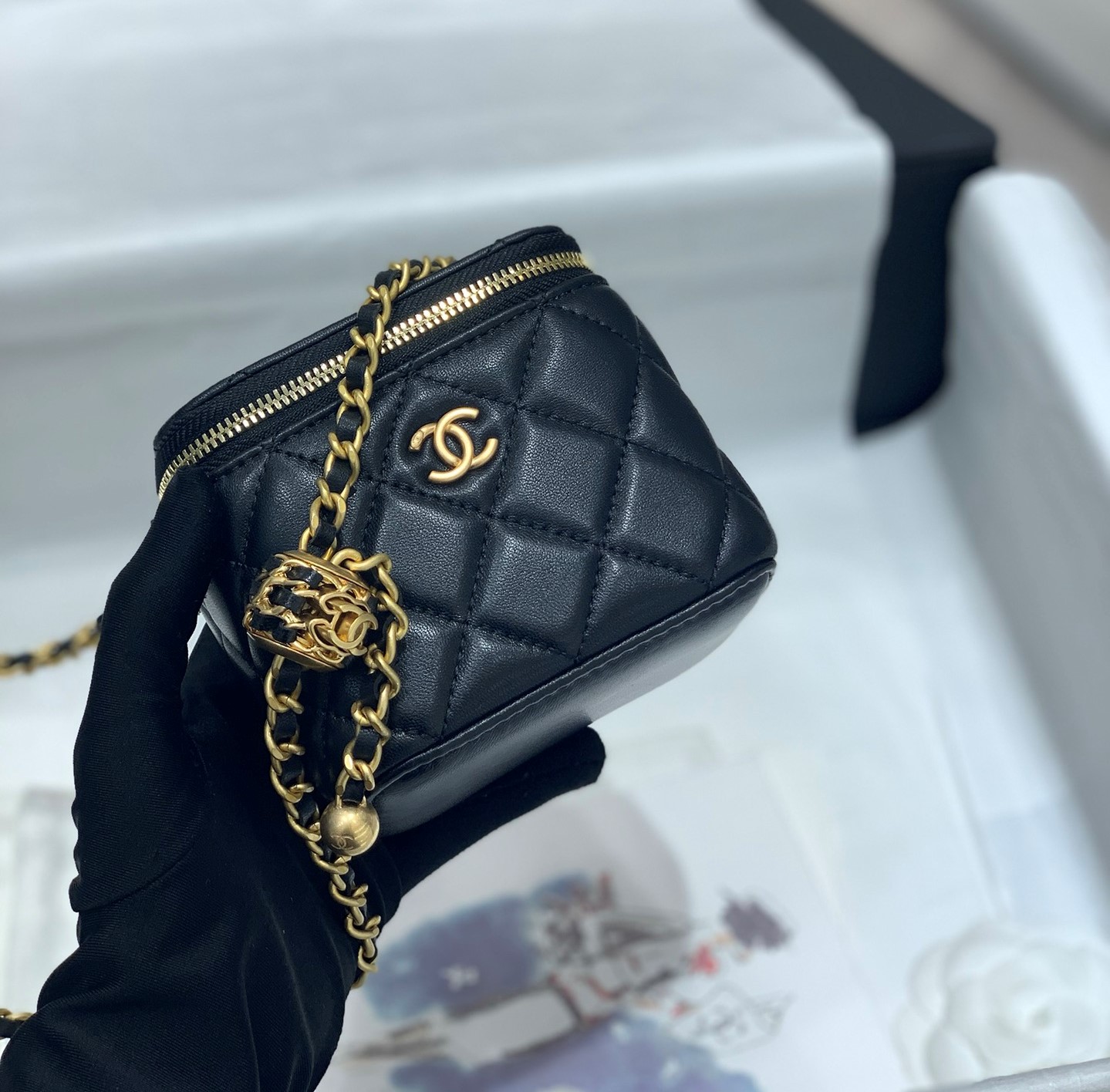Bagsaaa Ch**el Vanity Mirror Plain Lambskin Leather Black - 8.5-11-7cm