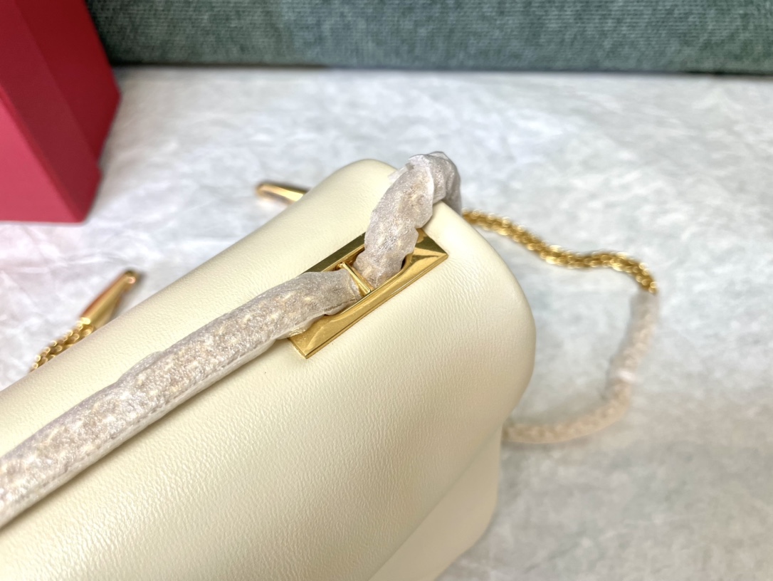 Bagsaaa Va1e*ntin0 Garavani One Stud Nappa White Bag - 19x14x1cm