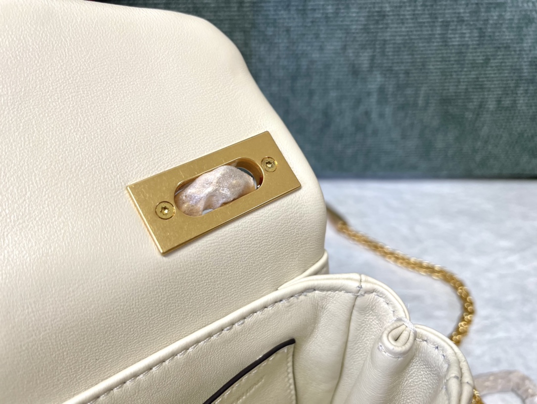 Bagsaaa Va1e*ntin0 Garavani One Stud Nappa White Bag - 19x14x1cm