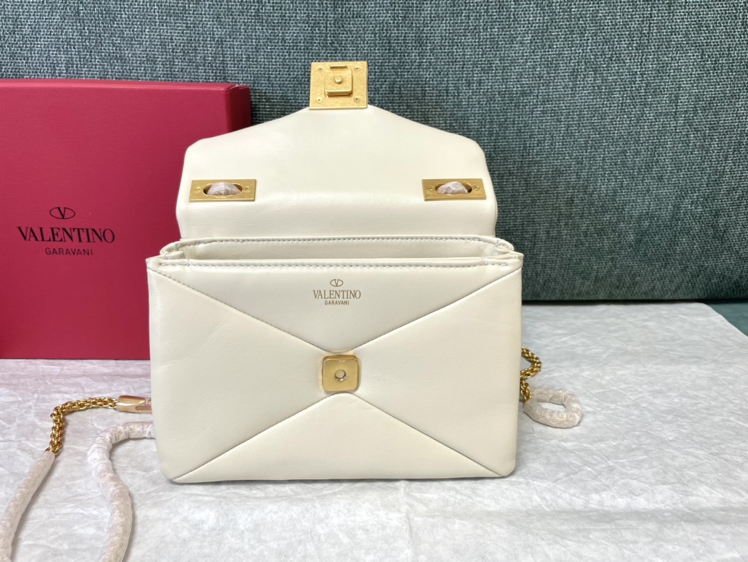 Bagsaaa Va1e*ntin0 Garavani One Stud Nappa White Bag - 19x14x1cm
