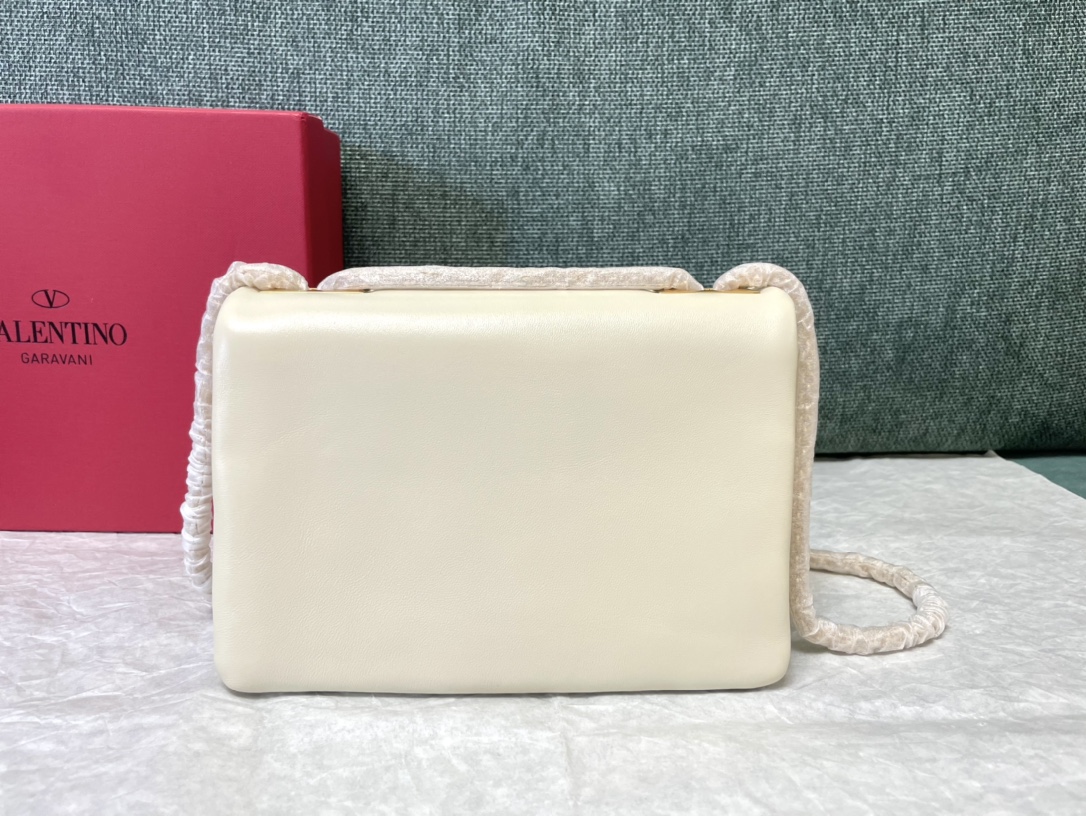 Bagsaaa Va1e*ntin0 Garavani One Stud Nappa White Bag - 19x14x1cm