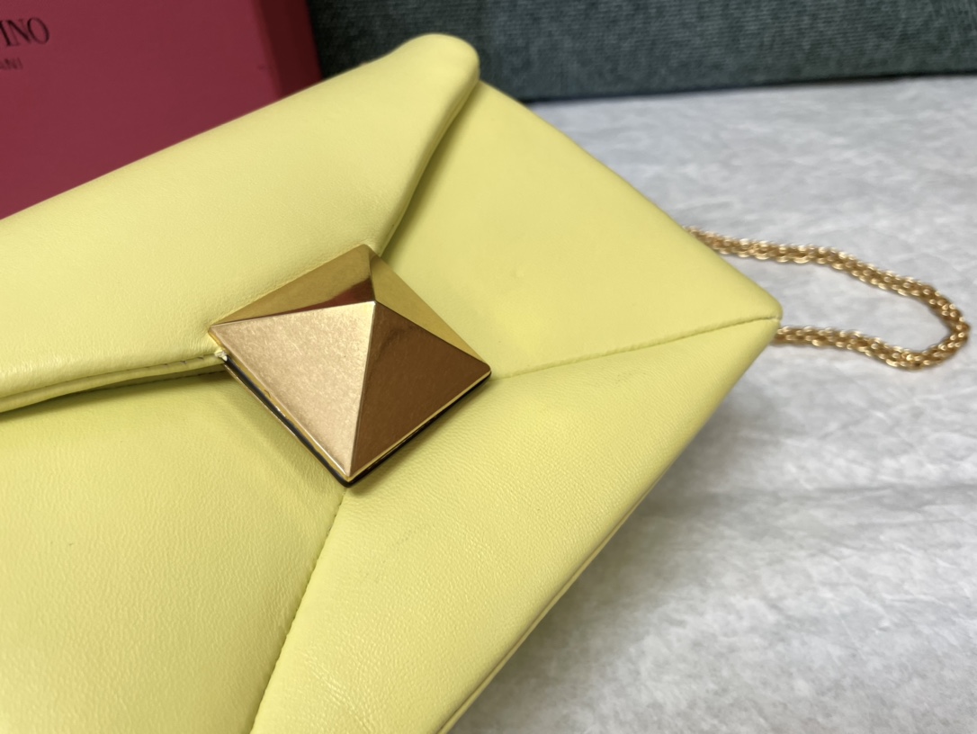 Bagsaaa Va1e*ntin0 Garavani One Stud Nappa Yellow Bag - 19x14x1cm
