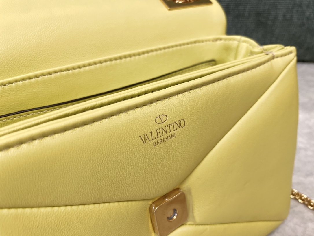 Bagsaaa Va1e*ntin0 Garavani One Stud Nappa Yellow Bag - 19x14x1cm
