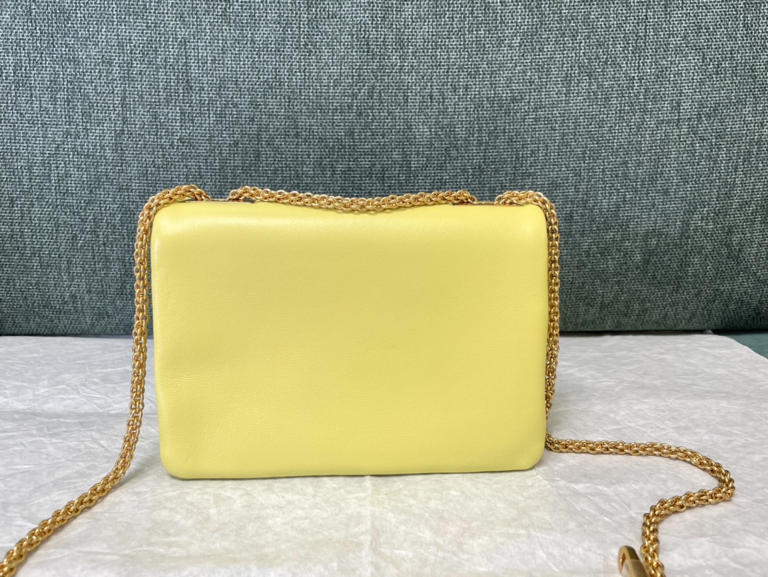 Bagsaaa Va1e*ntin0 Garavani One Stud Nappa Yellow Bag - 19x14x1cm