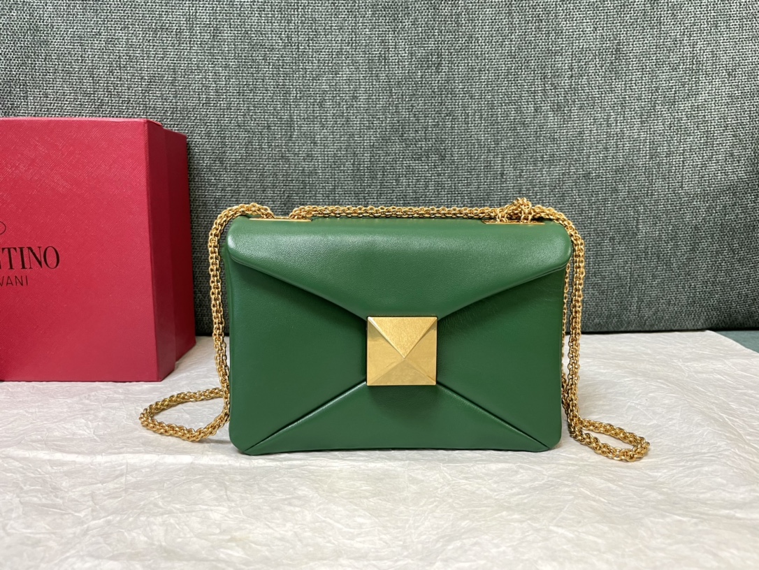 Bagsaaa Va1e*ntin0 Garavani One Stud Nappa Green Bag - 19x14x1cm