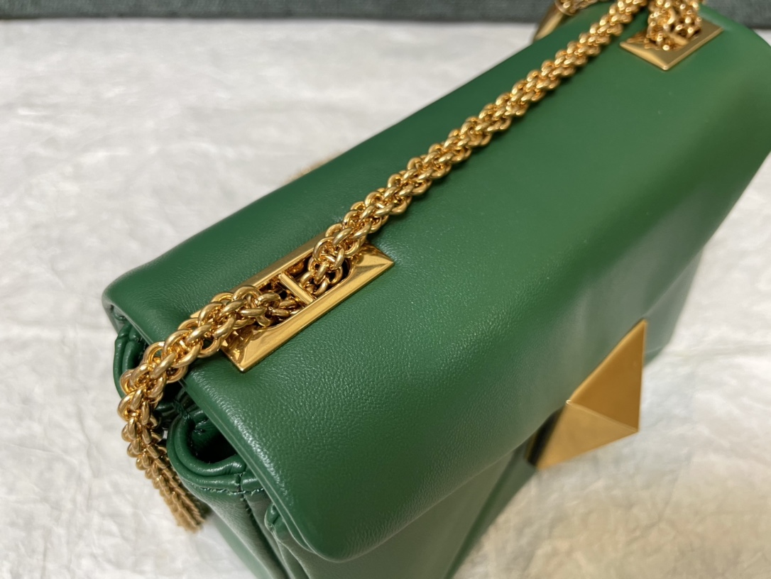 Bagsaaa Va1e*ntin0 Garavani One Stud Nappa Green Bag - 19x14x1cm