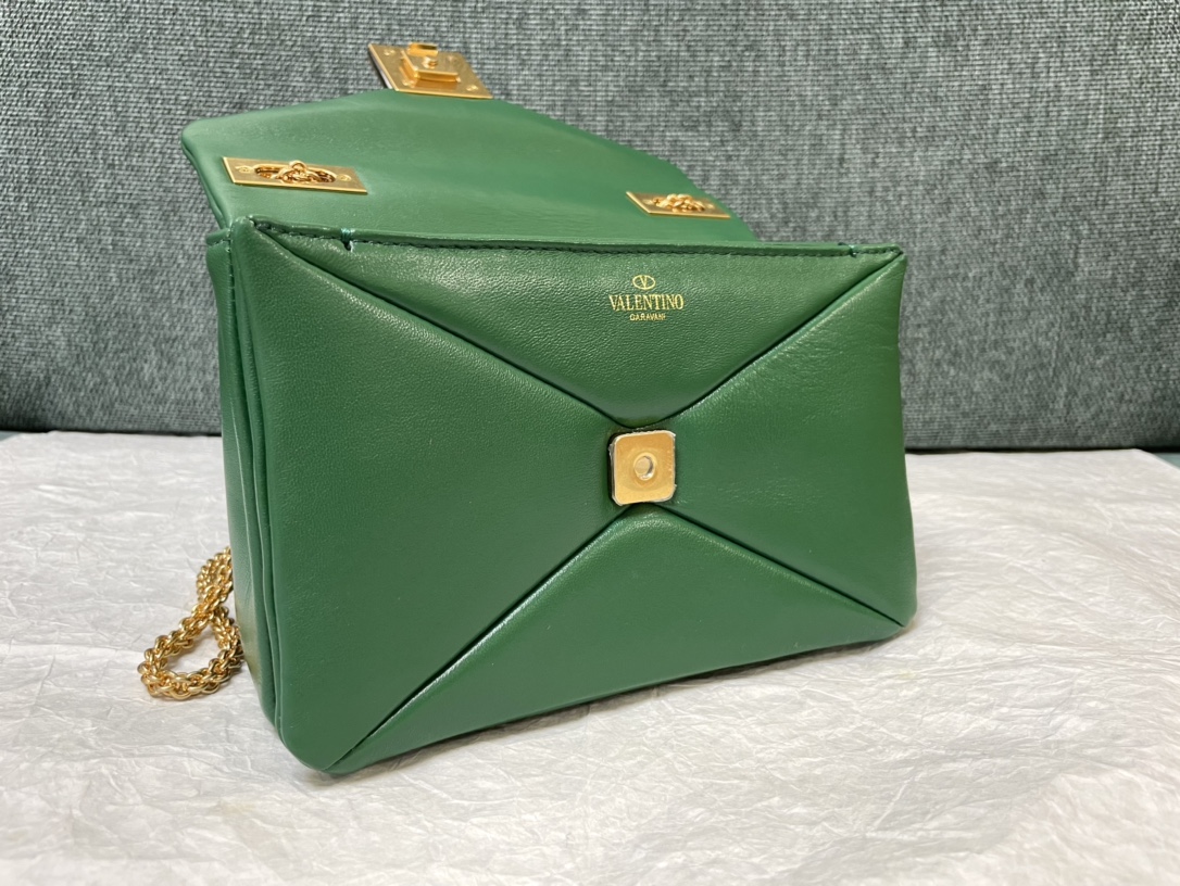 Bagsaaa Va1e*ntin0 Garavani One Stud Nappa Green Bag - 19x14x1cm