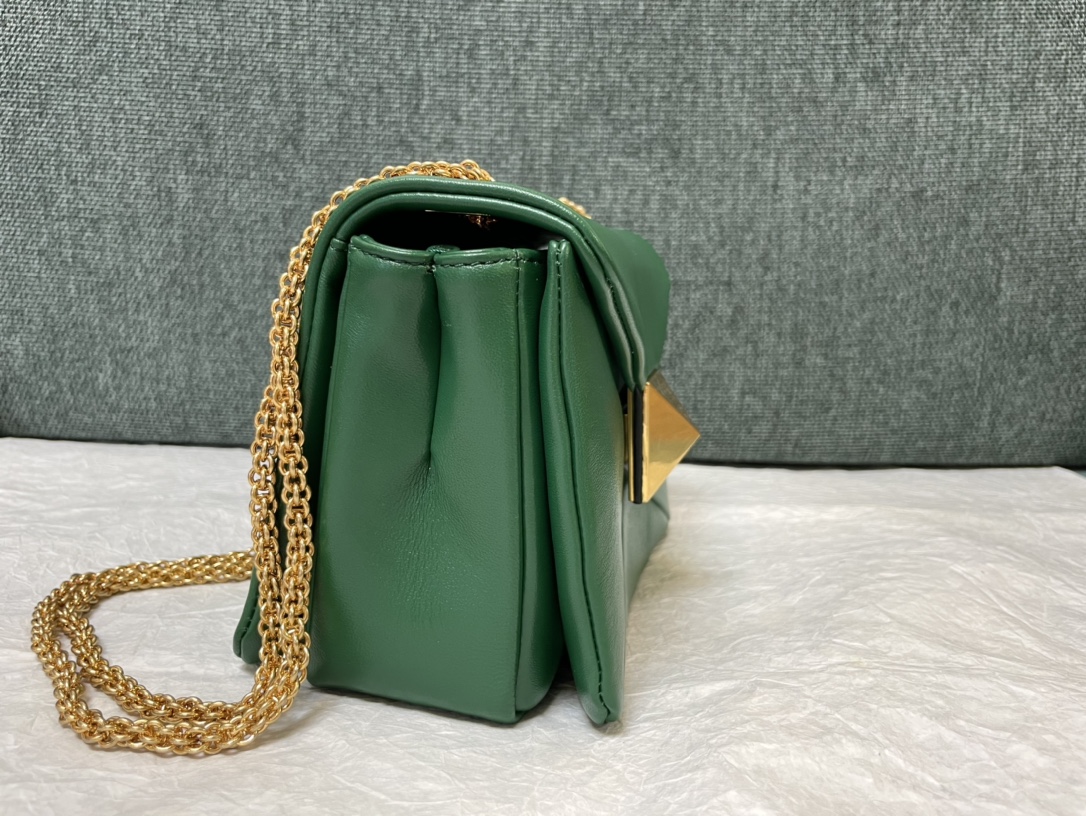 Bagsaaa Va1e*ntin0 Garavani One Stud Nappa Green Bag - 19x14x1cm