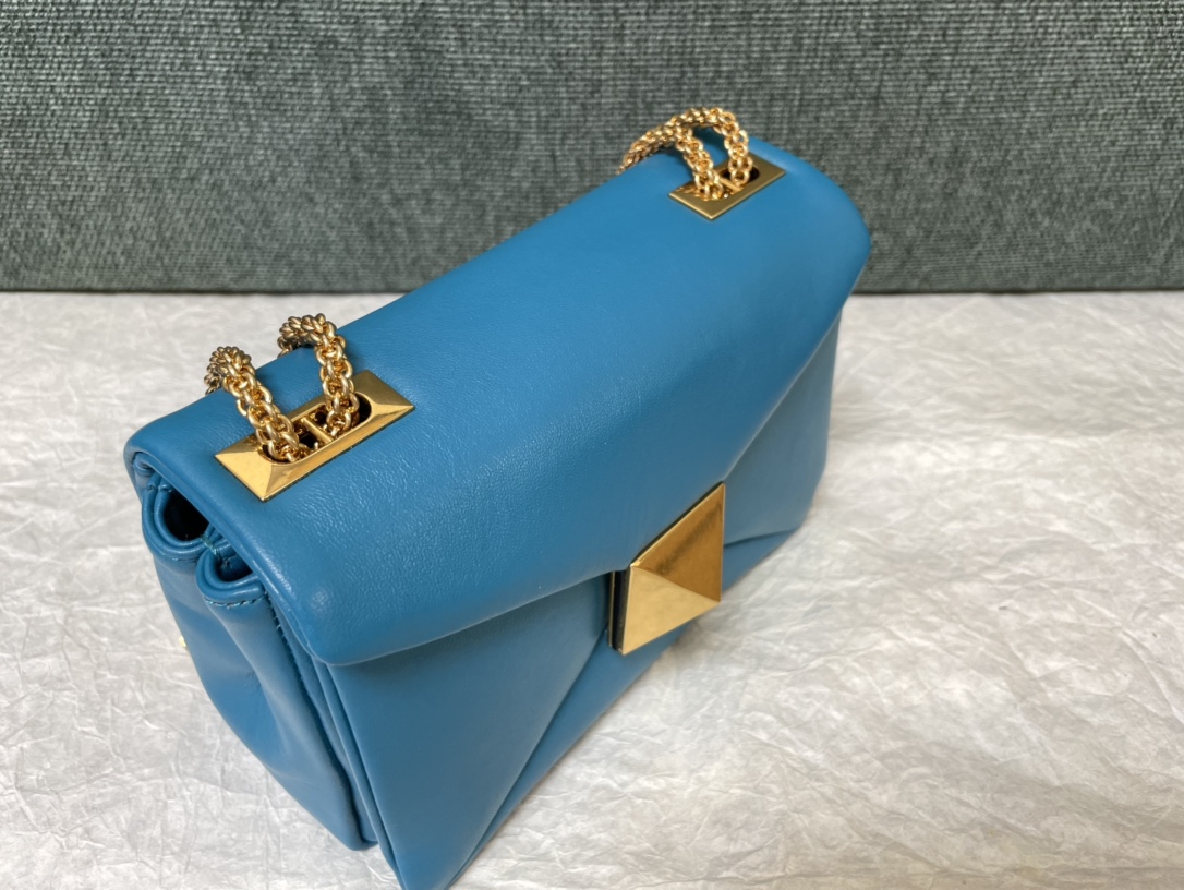 Bagsaaa Va1e*ntin0 Garavani One Stud Nappa Blue Bag - 19x14x1cm
