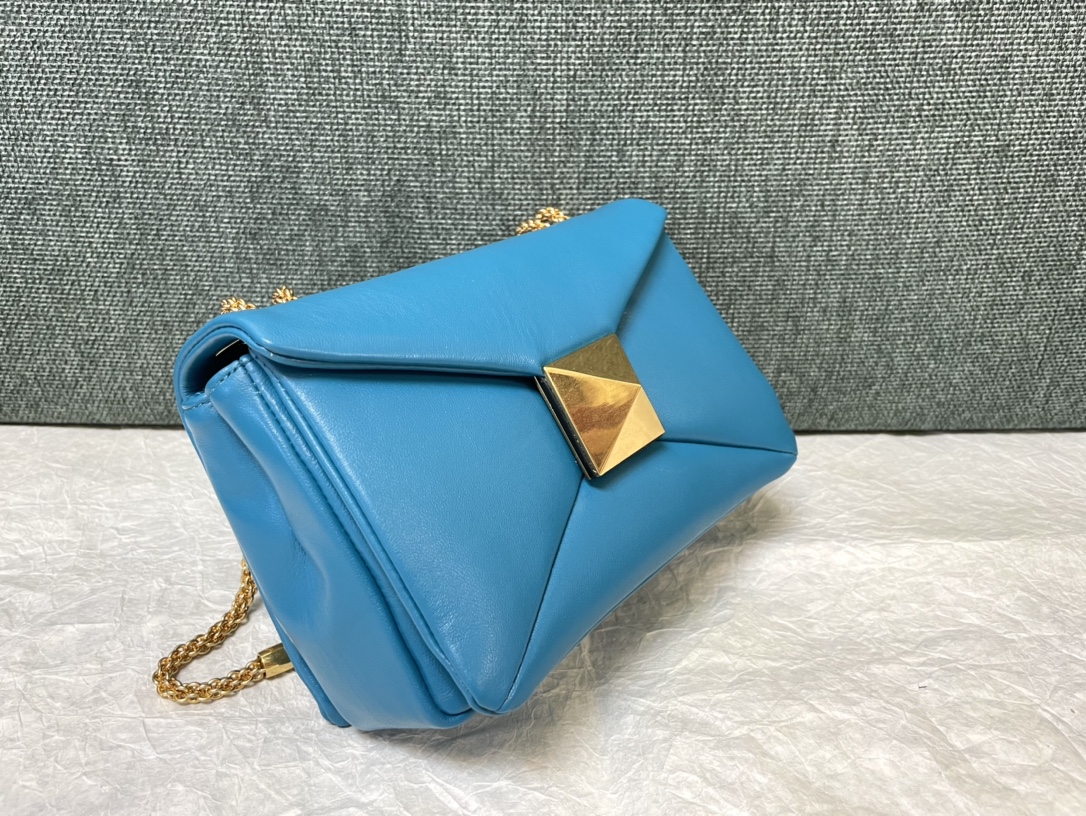 Bagsaaa Va1e*ntin0 Garavani One Stud Nappa Blue Bag - 19x14x1cm