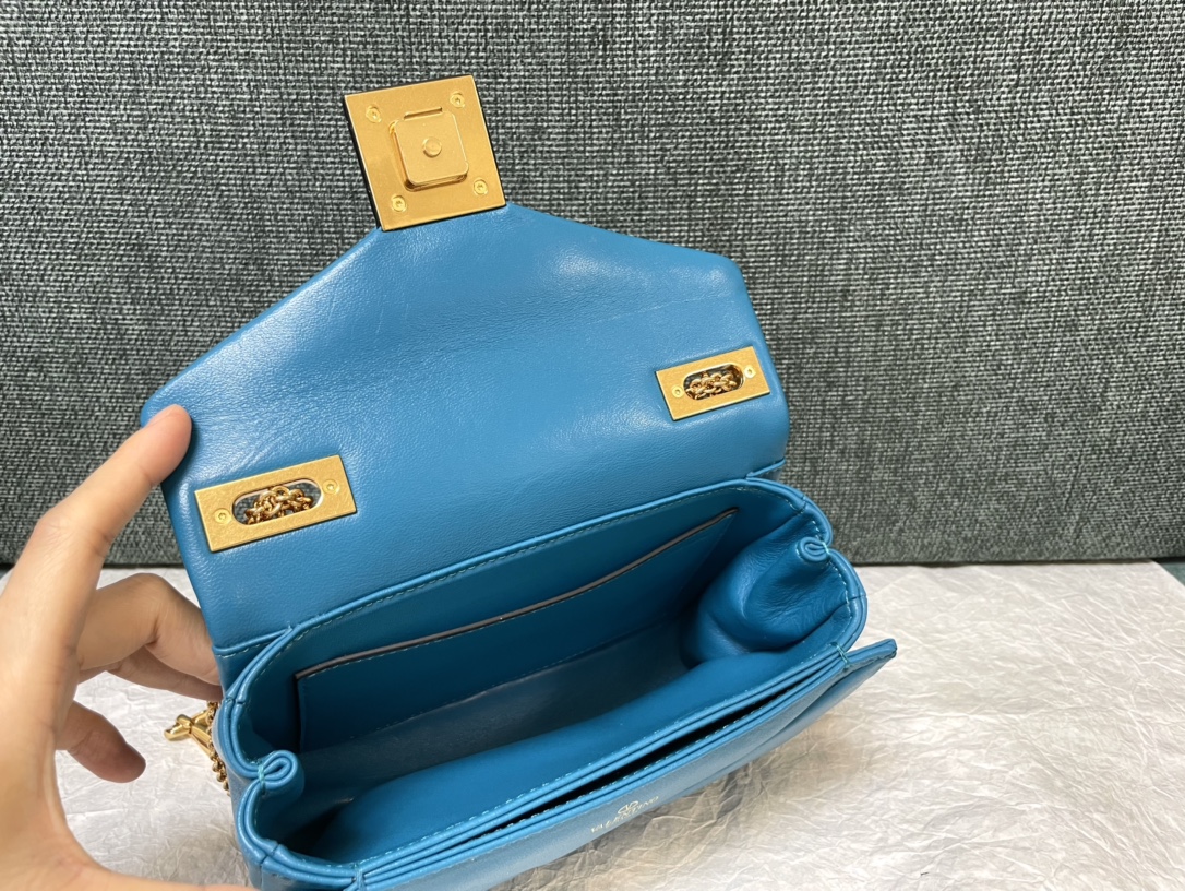 Bagsaaa Va1e*ntin0 Garavani One Stud Nappa Blue Bag - 19x14x1cm