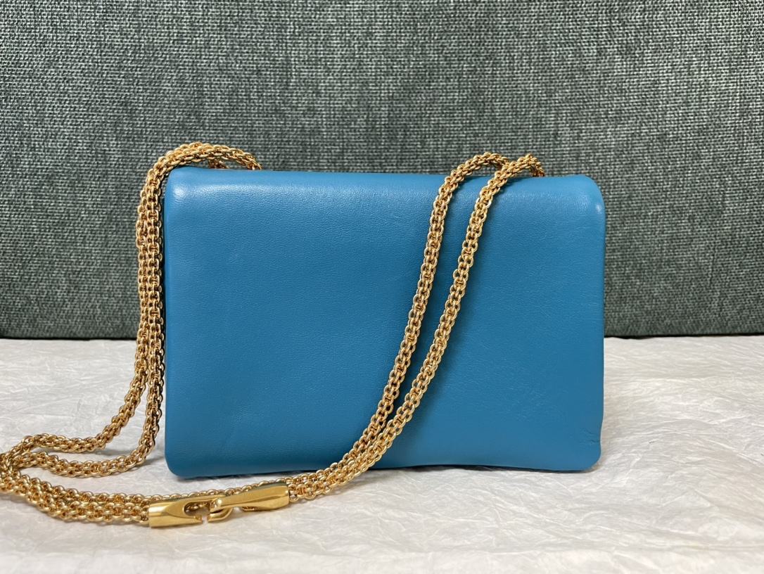 Bagsaaa Va1e*ntin0 Garavani One Stud Nappa Blue Bag - 19x14x1cm