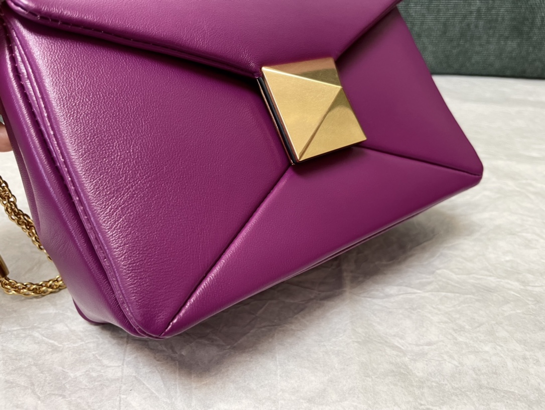 Bagsaaa Va1e*ntin0 Garavani One Stud Nappa Purple Bag - 19x14x1cm