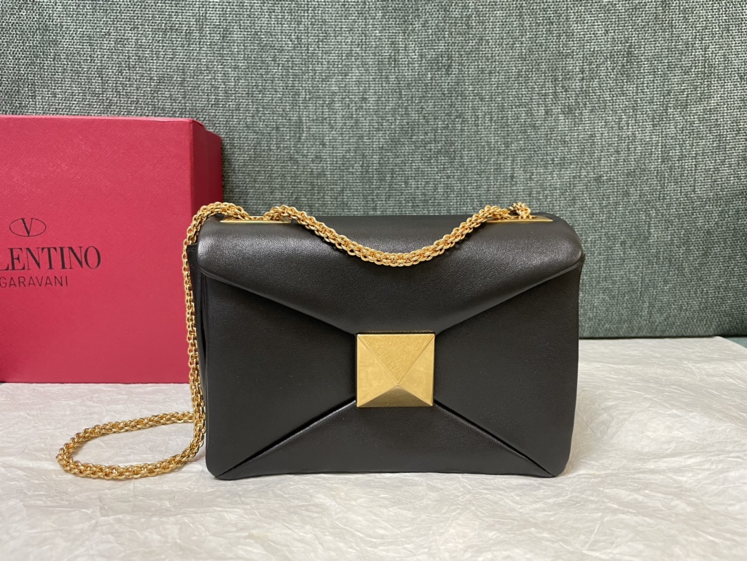 Bagsaaa Va1e*ntin0 Garavani One Stud Nappa Black Bag - 19x14x1cm