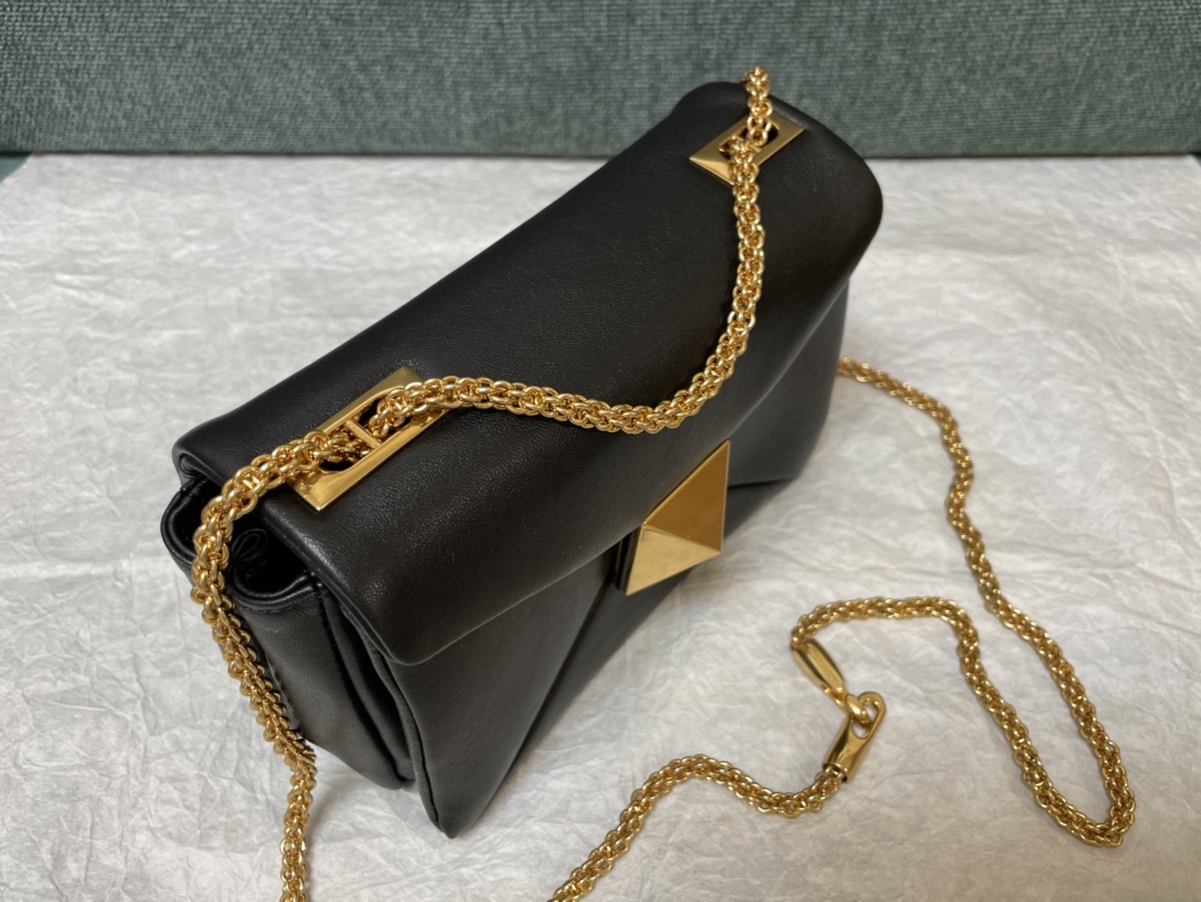 Bagsaaa Va1e*ntin0 Garavani One Stud Nappa Black Bag - 19x14x1cm