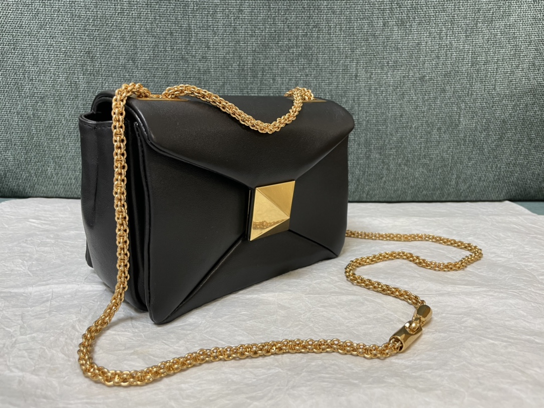 Bagsaaa Va1e*ntin0 Garavani One Stud Nappa Black Bag - 19x14x1cm