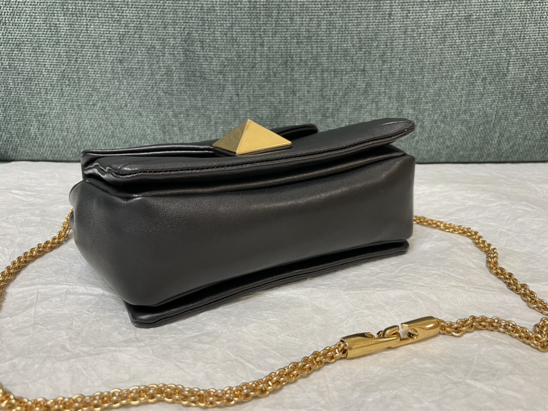 Bagsaaa Va1e*ntin0 Garavani One Stud Nappa Black Bag - 19x14x1cm
