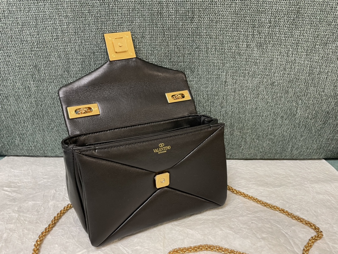 Bagsaaa Va1e*ntin0 Garavani One Stud Nappa Black Bag - 19x14x1cm
