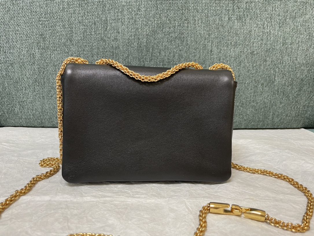 Bagsaaa Va1e*ntin0 Garavani One Stud Nappa Black Bag - 19x14x1cm