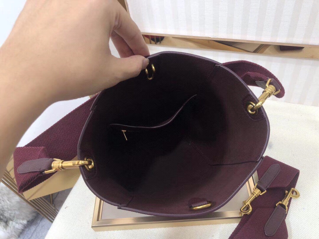 Bagsaaa Ce1i*e Sangle Small Bucket Bag in Burgundy - 18 X 25 X 12 CM