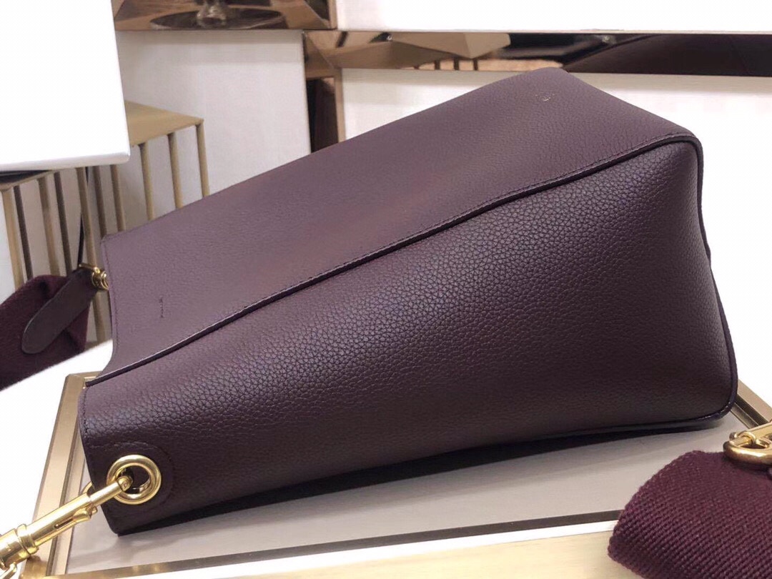 Bagsaaa Ce1i*e Sangle Small Bucket Bag in Burgundy - 18 X 25 X 12 CM