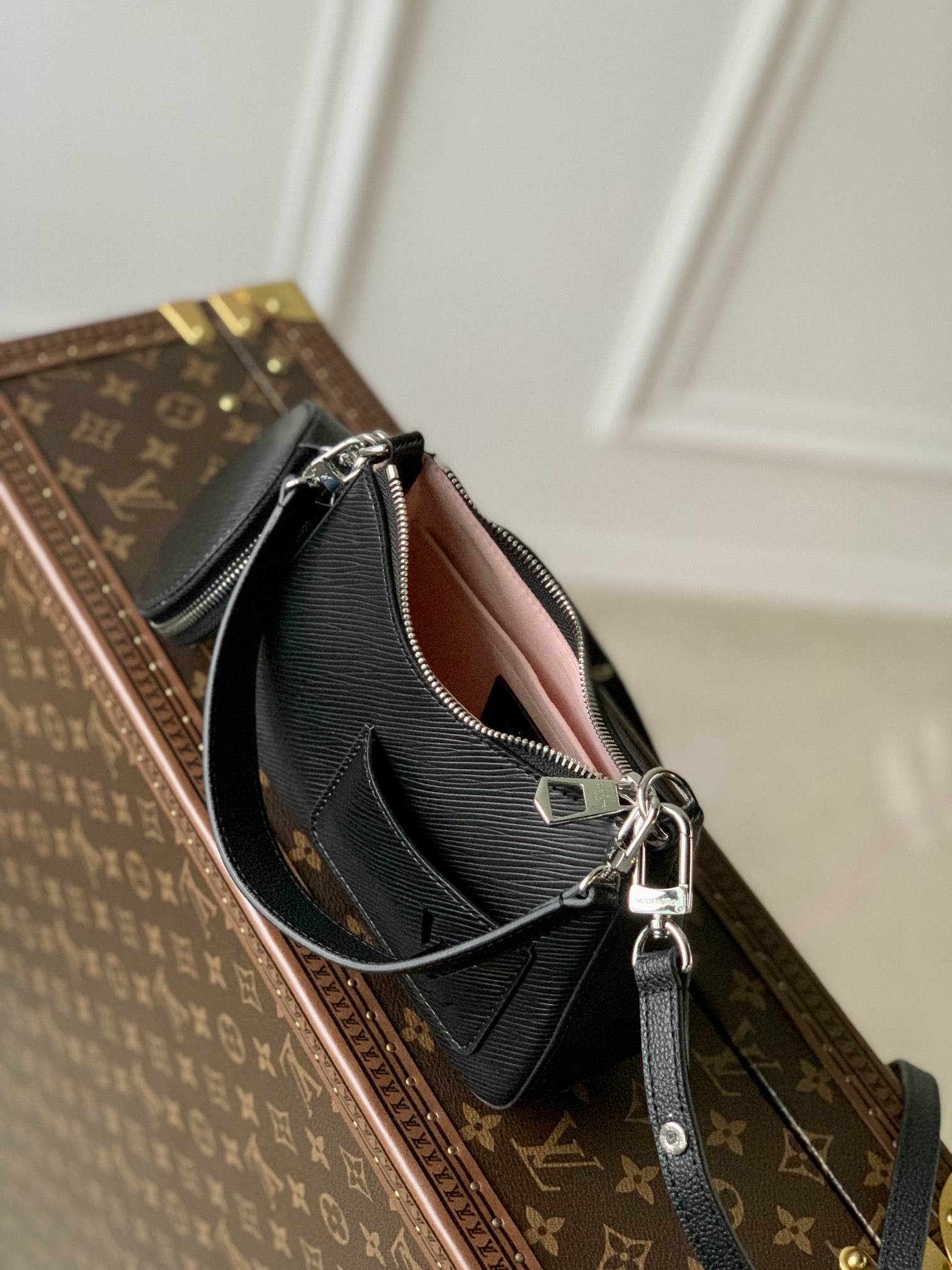 Bagsaaa L0vis Vvtt0n Marellini black bag - 19 x 13.5 x 6.5 cm