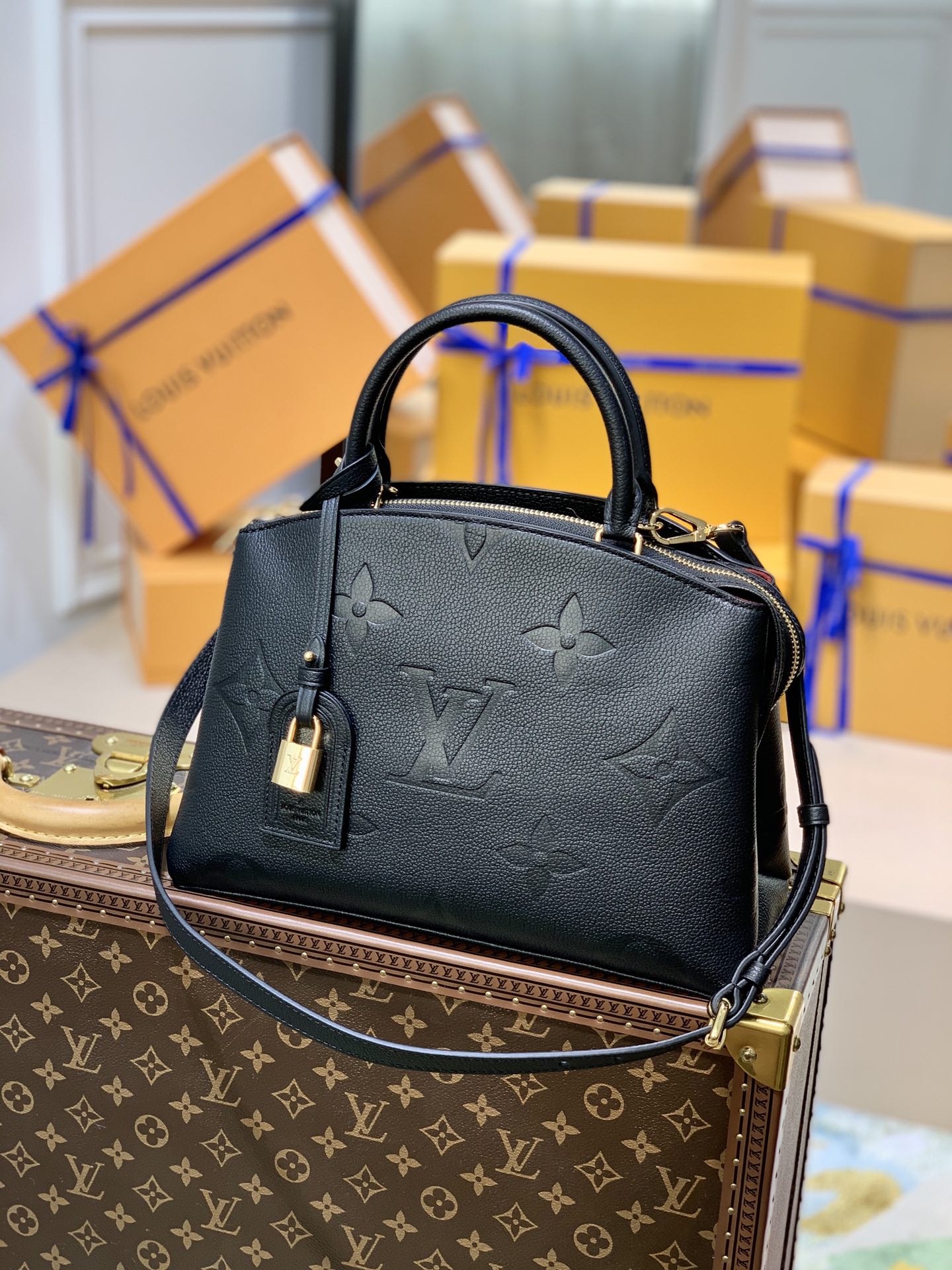 Bagsaaa L0vis Vvtt0n Petit Palais Black Monogram Empreinte embossed cowhide - 29 x 18 x 12.5 cm