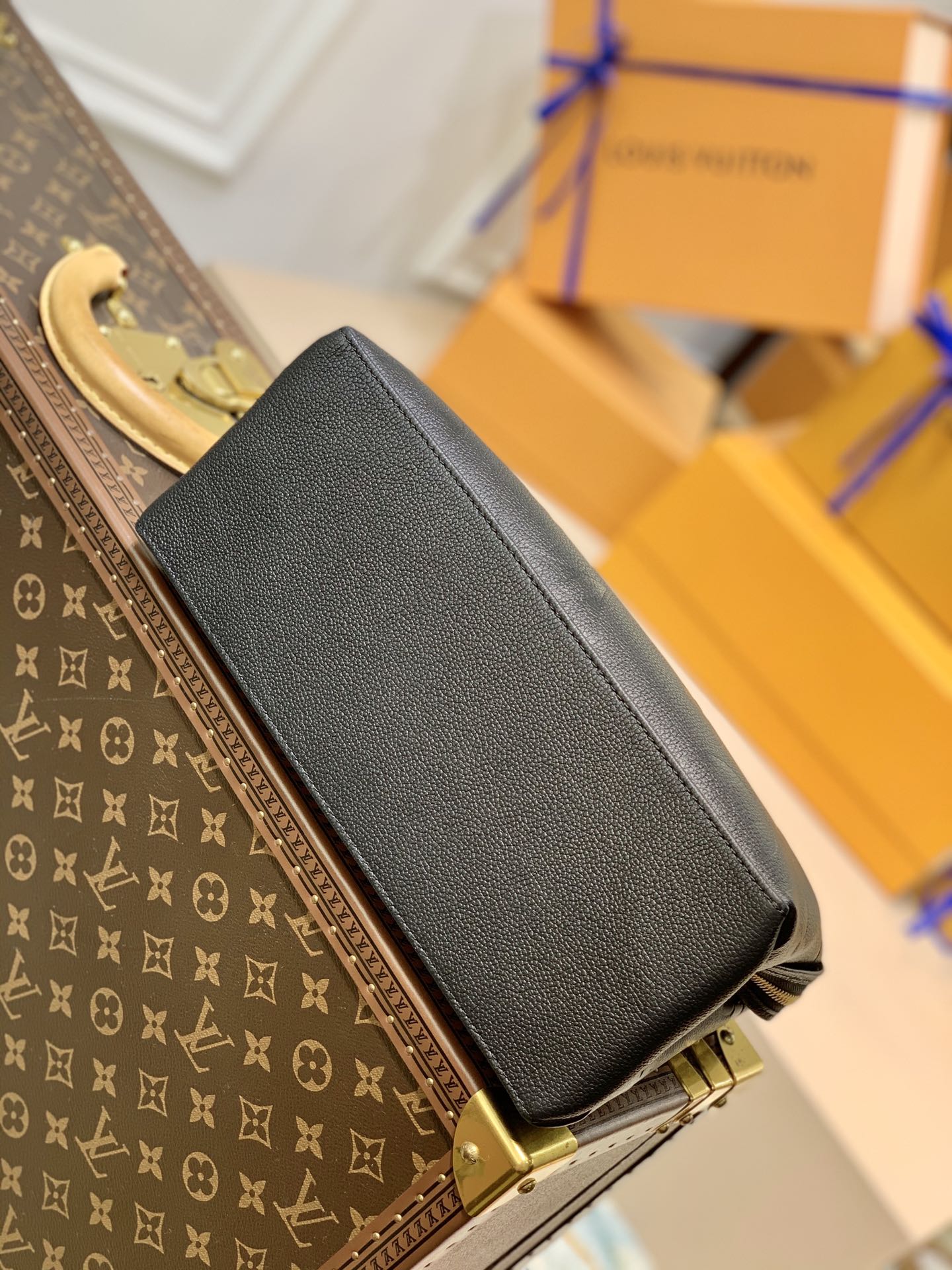 Bagsaaa L0vis Vvtt0n Petit Palais Black Monogram Empreinte embossed cowhide - 29 x 18 x 12.5 cm