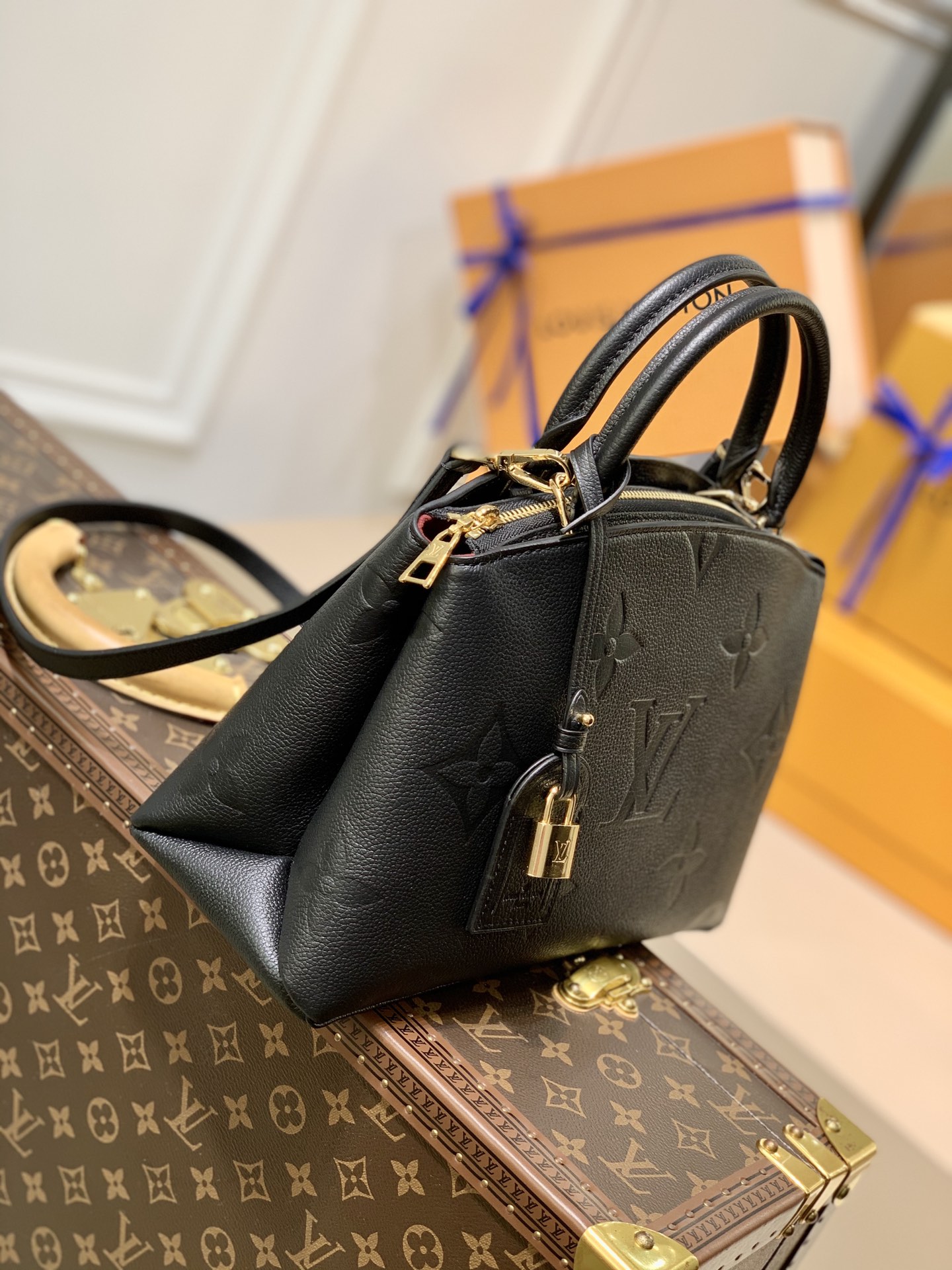 Bagsaaa L0vis Vvtt0n Petit Palais Black Monogram Empreinte embossed cowhide - 29 x 18 x 12.5 cm