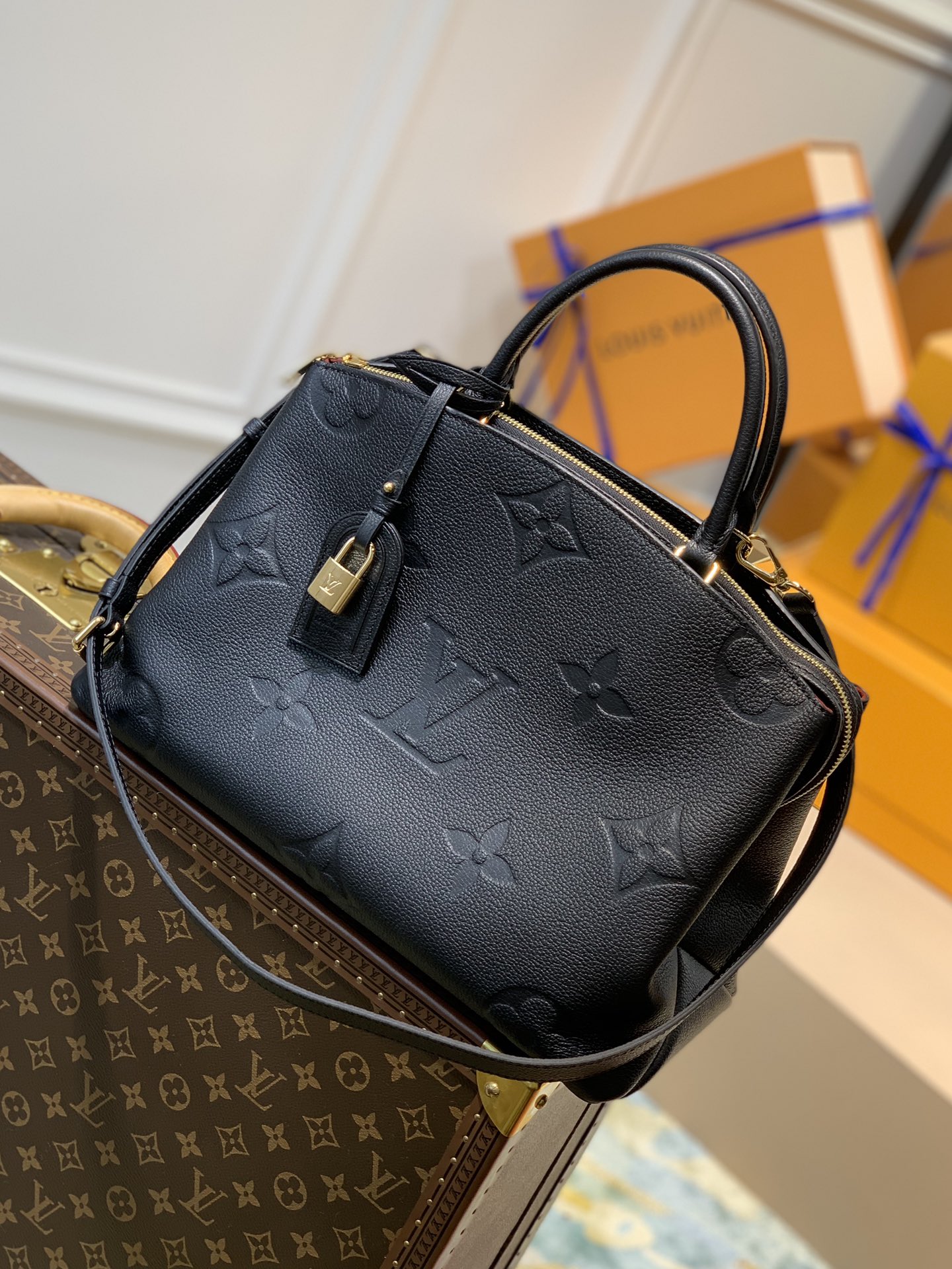 Bagsaaa L0vis Vvtt0n Petit Palais Black Monogram Empreinte embossed cowhide - 34×24×15cm