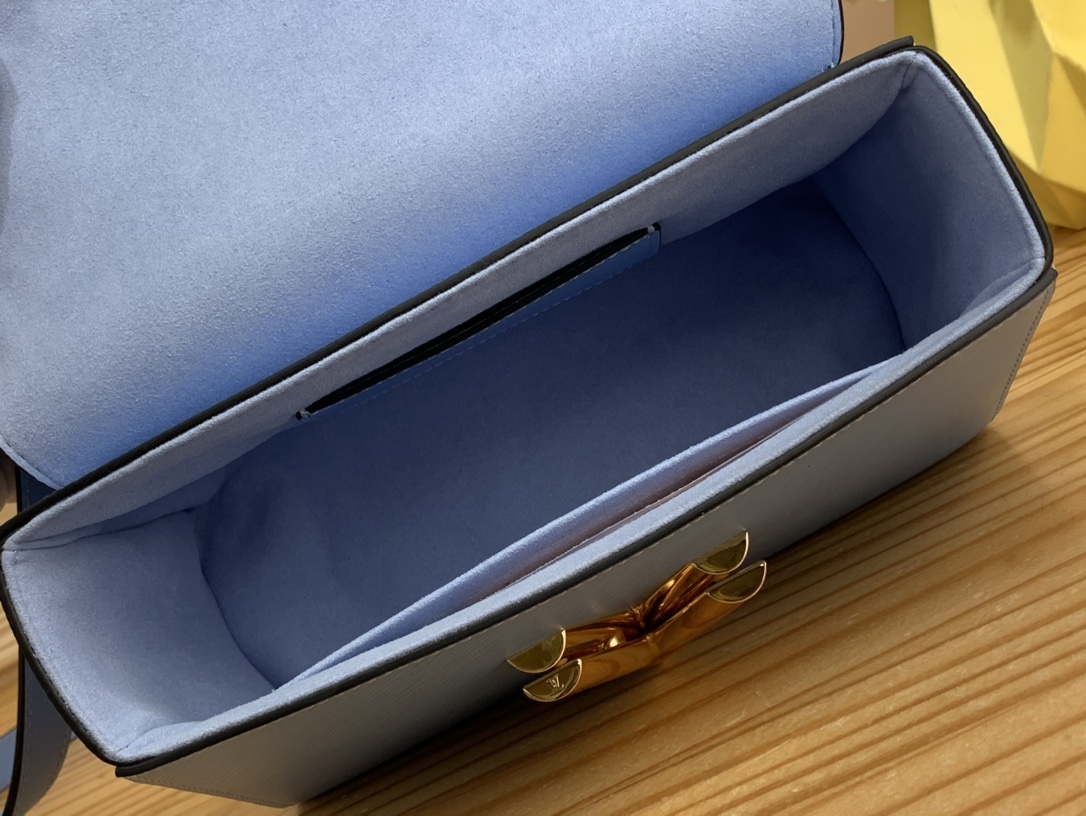 Bagsaaa L0vis Vvtt0n Twist PM Bag Blue Epi grained with charm gold strap - 19 x 15 x 9cm