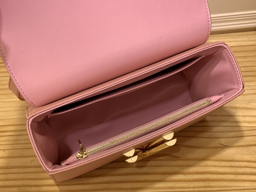 Bagsaaa L0vis Vvtt0n Twist PM Bag Epi grained with charm gold strap - 19 x 15 x 9cm